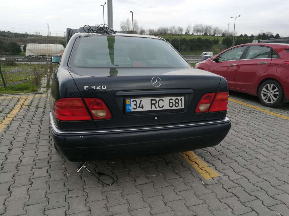 Siyah Mercedes E320'nin egzozuna takılmış AFR sensörü