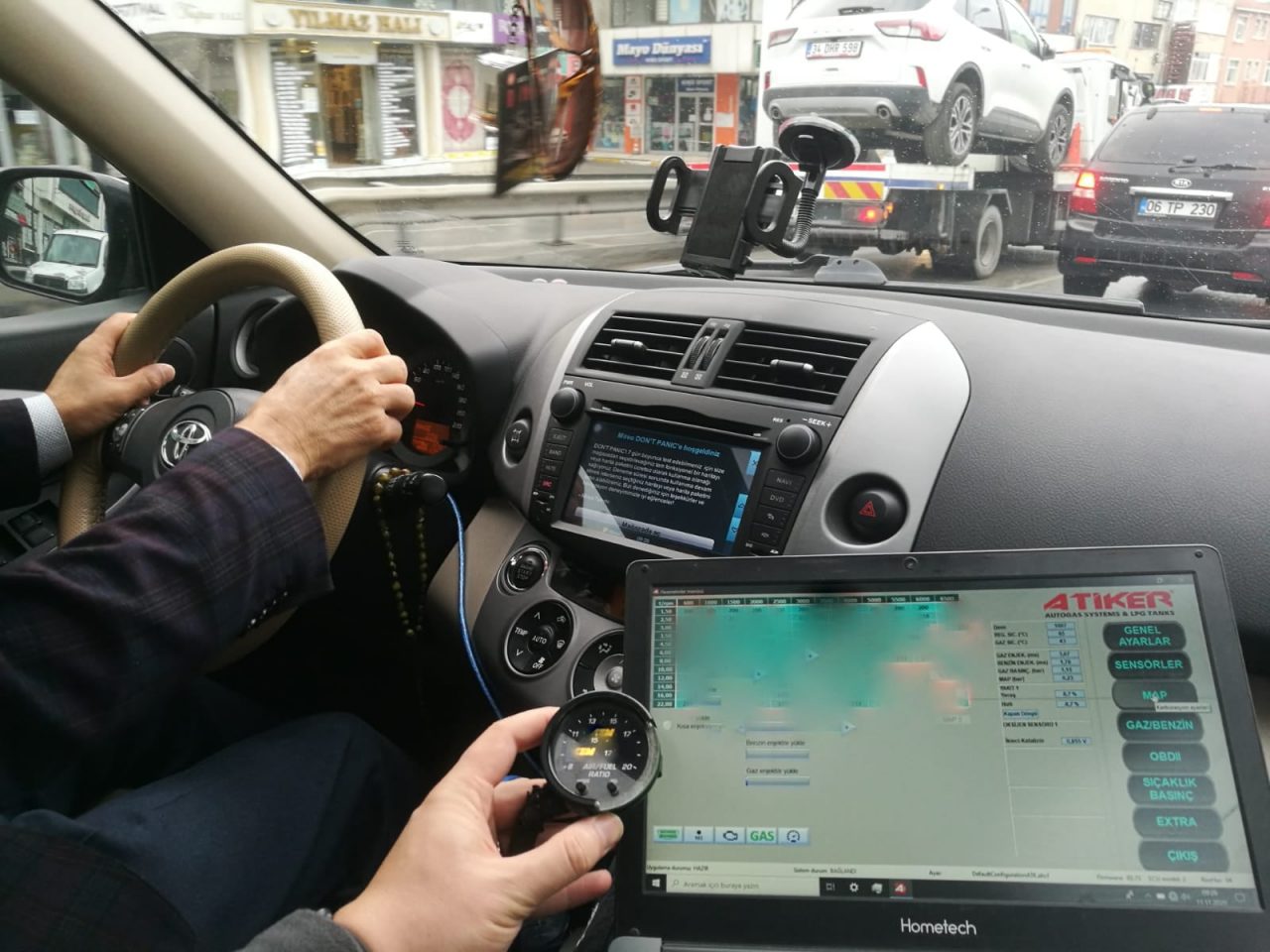 Toyota RAV4 içinde AFR göstergesi ve Atiker yazılımı açık bilgisayarla yolda ölçüm